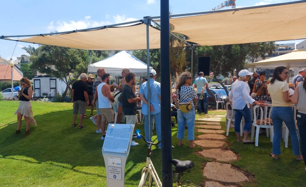 אירוע מקורה יום זכרון וחשיפת אנדרטה למשפחת הרן -שירותים נידים לאירוע בצד שמאל