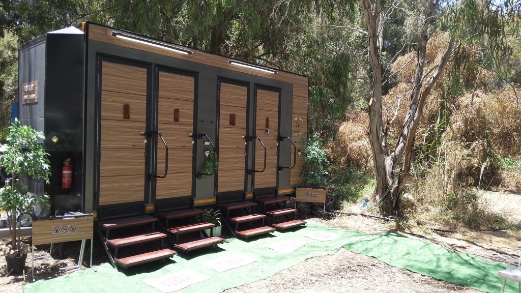 שירותים ניידים מפוארים לאירוע בשטח או בגינה