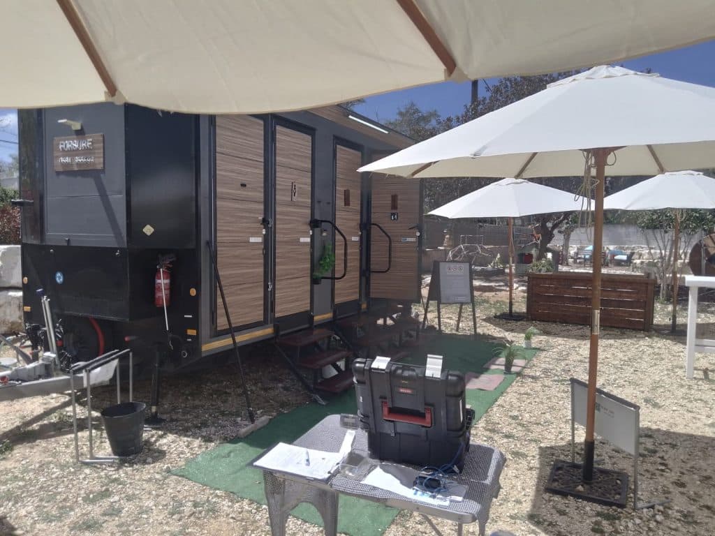 שירותים ניידים בחתונה בשטח