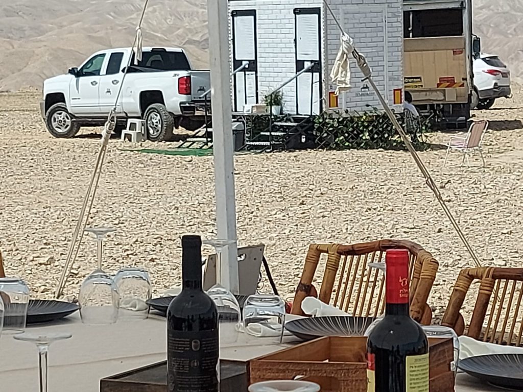 שירותים ניידים מפוארים באירוע שטח מדברי